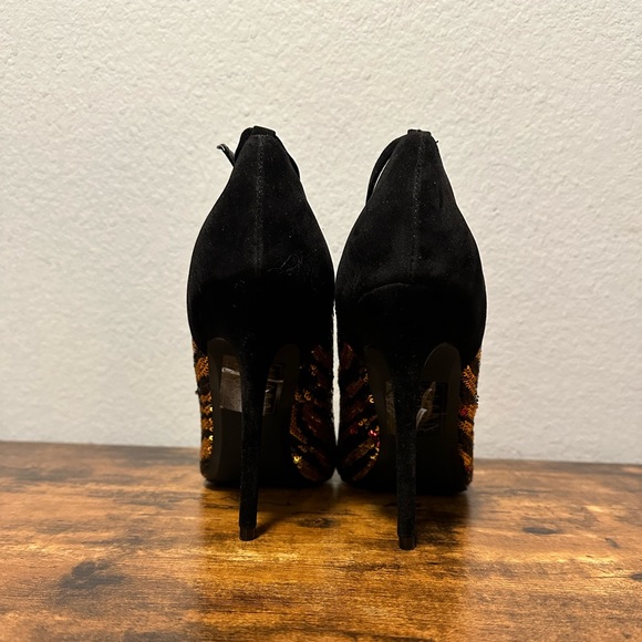 ‼️BRAND NEW‼️Gold/Black sequins detailed pump - Picture 6 of 6